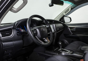 Подержанный автомобиль Toyota Fortuner 2021 года (10 фото)