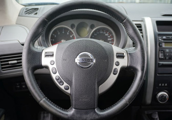 Подержанный автомобиль Nissan X-Trail 2008 года (12 фото)