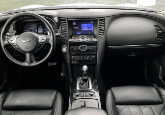 Подержанный автомобиль Infiniti QX70 2017 года (12 фото)