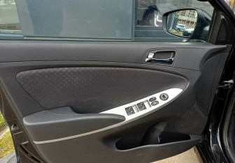 Подержанный автомобиль Hyundai Solaris Hatchback 2013 года (16 фото)