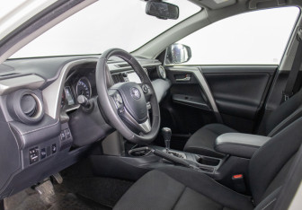 Подержанный автомобиль Toyota RAV4 2016 года (10 фото)
