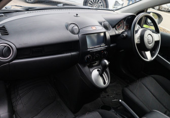 Подержанный автомобиль Mazda Demio 2011 года (7 фото)