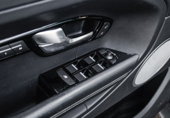 Подержанный автомобиль Land Rover Range Rover Evoque 2012 года (17 фото)