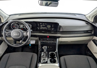Подержанный автомобиль Kia Carnival 2022 года (15 фото)