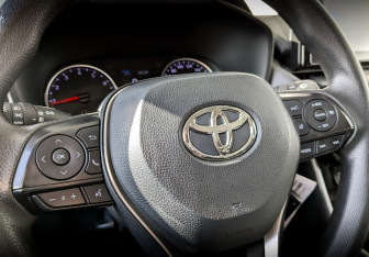 Подержанный автомобиль Toyota RAV4 2021 года (25 фото)
