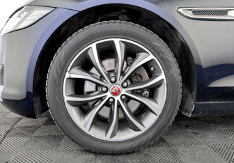 Подержанный автомобиль Jaguar XF Sedan 2019 года (18 фото)