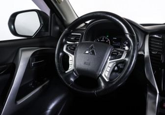 Подержанный автомобиль Mitsubishi Pajero Sport 2018 года (12 фото)