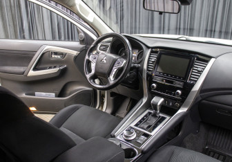 Подержанный автомобиль Mitsubishi Pajero Sport 2021 года (11 фото)