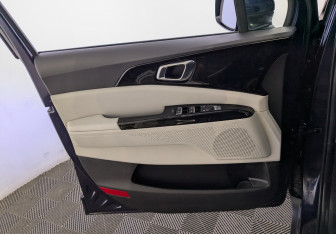 Подержанный автомобиль Kia Carnival 2021 года (23 фото)