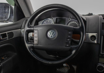 Подержанный автомобиль Volkswagen Touareg 2004 года (15 фото)