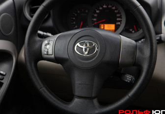 Подержанный автомобиль Toyota RAV4 2006 года (16 фото)