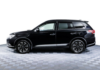 Подержанный автомобиль Mitsubishi Outlander 2022 года (3 фото)