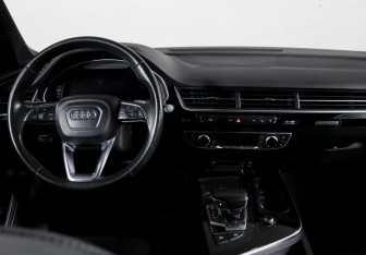 Подержанный автомобиль Audi Q7 2016 года (12 фото)