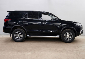 Подержанный автомобиль Toyota Fortuner 2018 года (4 фото)