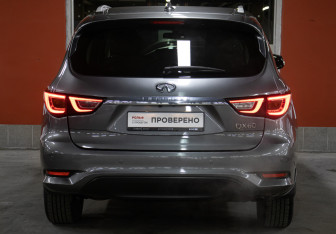 Подержанный автомобиль Infiniti QX60 2017 года (6 фото)