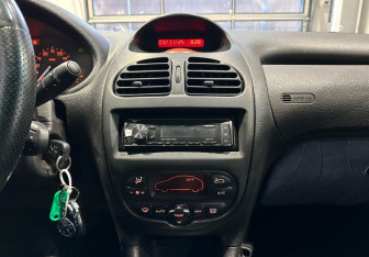 Подержанный автомобиль Peugeot 206 Hatchback 2002 года (16 фото)