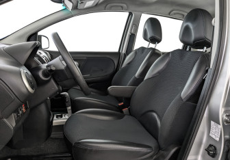 Подержанный автомобиль Nissan Note 2013 года (20 фото)