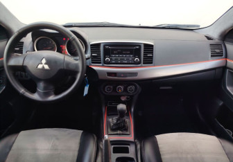 Подержанный автомобиль Mitsubishi Lancer Sedan 2013 года (9 фото)