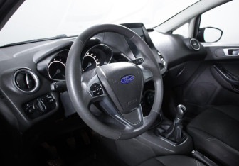 Подержанный автомобиль Ford Fiesta Hatchback 2015 года (8 фото)