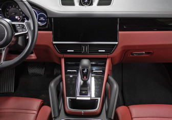 Подержанный автомобиль Porsche Cayenne 2018 года (15 фото)