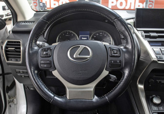 Подержанный автомобиль Lexus NX 2015 года (17 фото)