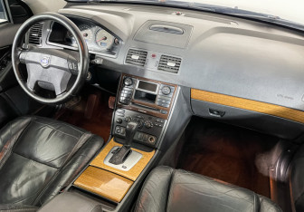 Подержанный автомобиль Volvo XC90 2005 года (9 фото)