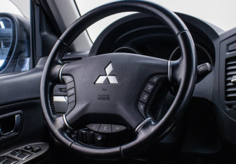 Подержанный автомобиль Mitsubishi Pajero 2012 года (15 фото)