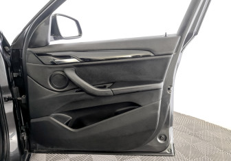 Подержанный автомобиль BMW X1 2017 года (24 фото)