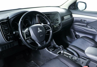 Подержанный автомобиль Mitsubishi Outlander 2013 года (11 фото)