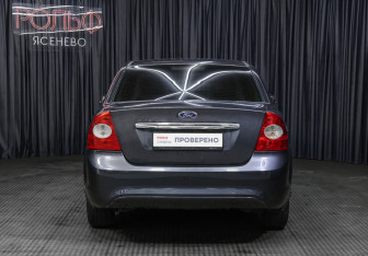 Подержанный автомобиль Ford Focus Sedan 2008 года (6 фото)