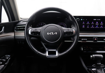 Подержанный автомобиль Kia K5 2021 года (15 фото)