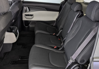 Подержанный автомобиль Kia Carnival 2021 года (18 фото)