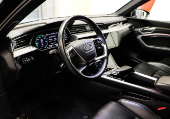 Подержанный автомобиль Audi e-tron 2021 года (7 фото)