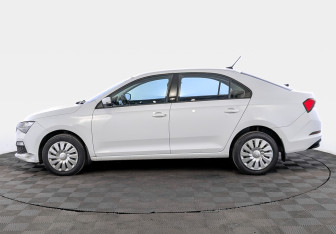 Подержанный автомобиль Skoda Rapid Liftback 2022 года (8 фото)
