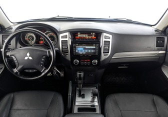 Подержанный автомобиль Mitsubishi Pajero 2015 года (14 фото)