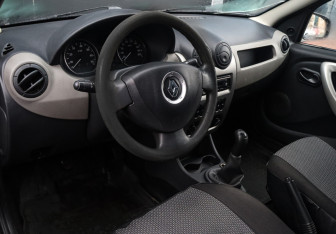 Подержанный автомобиль Renault Logan Sedan 2011 года (11 фото)