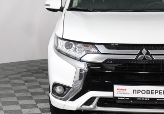 Подержанный автомобиль Mitsubishi Outlander 2022 года (17 фото)