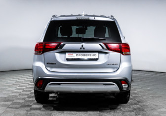 Подержанный автомобиль Mitsubishi Outlander 2018 года (6 фото)