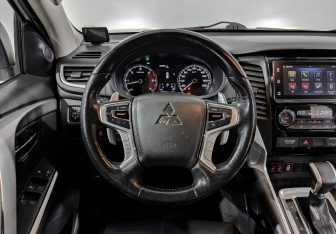 Подержанный автомобиль Mitsubishi Pajero Sport 2018 года (21 фото)