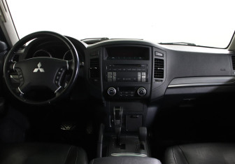 Подержанный автомобиль Mitsubishi Pajero 2012 года (6 фото)