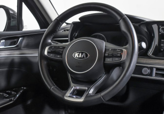 Подержанный автомобиль Kia K5 2021 года (16 фото)