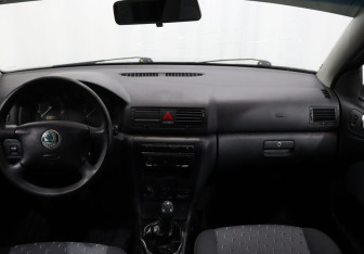 Подержанный автомобиль Skoda Octavia Liftback 2009 года (12 фото)