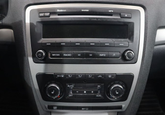 Подержанный автомобиль Skoda Octavia Liftback 2008 года (17 фото)