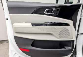 Подержанный автомобиль Kia Carnival 2021 года (21 фото)