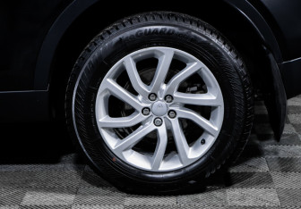 Подержанный автомобиль Land Rover Discovery Sport 2017 года (7 фото)