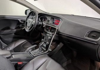 Подержанный автомобиль Volvo V40 Hatchback 2019 года (13 фото)