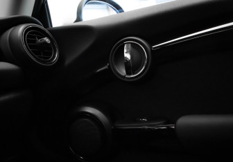 Подержанный автомобиль MINI Hatch 2019 года (18 фото)