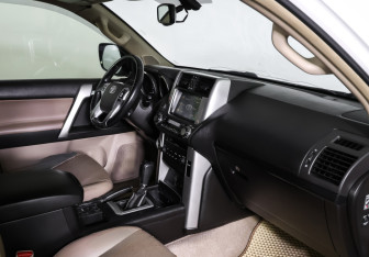 Подержанный автомобиль Toyota Land Cruiser Prado 2011 года (10 фото)