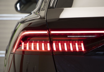 Подержанный автомобиль Audi Q8 2021 года (39 фото)