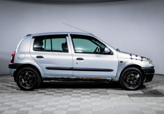 Подержанный автомобиль Renault Clio Hatchback 2000 года (4 фото)